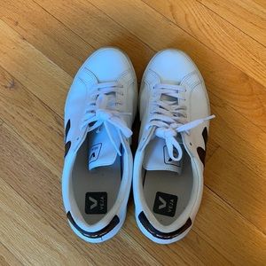 Veja Esplar sneaker. Size 8 US. Size 39 EUR.